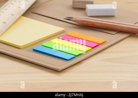 Selektive Fokus mehrfarbigen quadratischen bunten Haftnotizen auf Buch Note Konzept Ausrüstung Büro und Schule Stockfoto