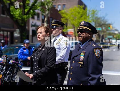 Queens, New Yoek, USA. 9.. Mai 2022. Polizeibeamte in Queens untersuchen den Ort, an dem eine Frau angeschossen und getötet und eine weitere schwer verletzt wurde. Die Schießerei begann als innenpolitische Auseinandersetzung zwischen dem Verdächtigen und der 51-jährigen Migdalia Ortega, die eine zivile Angestellte der NYPD war. Der Nachbar, der durch die beiden Streitenden alarmiert wurde, wurde ebenfalls angeschossen und befindet sich in einem kritischen, aber stabilen Zustand. (Bild: © Steve Sanchez/Pacific Press via ZUMA Press Wire) Stockfoto