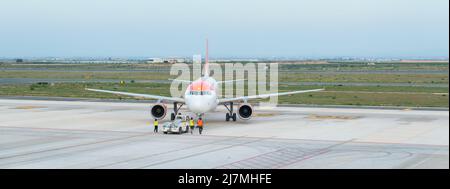 FLUGHAFEN MURCIA, SPANIEN - 15. MAI 2019 Bodenabfertigungsmitarbeiter, die für das Be- und Entladen von Fracht und Gepäck aus dem Flugzeug verantwortlich sind, um Stockfoto