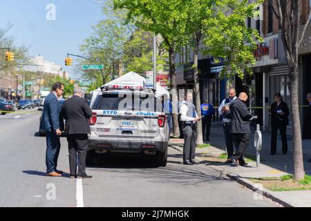 Queens, New Yoek, USA. 9.. Mai 2022. Polizeibeamte in Queens untersuchen den Ort, an dem eine Frau angeschossen und getötet und eine weitere schwer verletzt wurde. Die Schießerei begann als innenpolitische Auseinandersetzung zwischen dem Verdächtigen und der 51-jährigen Migdalia Ortega, die eine zivile Angestellte der NYPD war. Der Nachbar, der durch die beiden Streitenden alarmiert wurde, wurde ebenfalls angeschossen und befindet sich in einem kritischen, aber stabilen Zustand. (Bild: © Steve Sanchez/Pacific Press via ZUMA Press Wire) Stockfoto