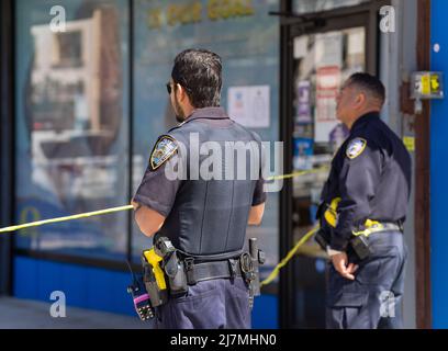 Queens, New Yoek, USA. 9.. Mai 2022. Polizeibeamte in Queens untersuchen den Ort, an dem eine Frau angeschossen und getötet und eine weitere schwer verletzt wurde. Die Schießerei begann als innenpolitische Auseinandersetzung zwischen dem Verdächtigen und der 51-jährigen Migdalia Ortega, die eine zivile Angestellte der NYPD war. Der Nachbar, der durch die beiden Streitenden alarmiert wurde, wurde ebenfalls angeschossen und befindet sich in einem kritischen, aber stabilen Zustand. (Bild: © Steve Sanchez/Pacific Press via ZUMA Press Wire) Stockfoto