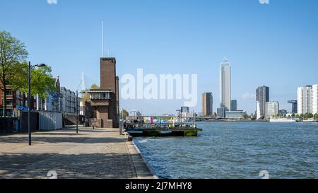 Blick vom Noordereiland in Rotterdam auf die Skyline des Zentrums. Das Noordereiland liegt zwischen Rotterdam Süd und dem Zentrum