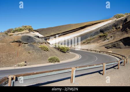 Auf dem Weg zum Teide-Nationalpark stapeln sich verschiedene vulkanische Strömungen in verschiedenen und auffallenden Farben, die die Einheimischen als La Tarta kennen. Stockfoto