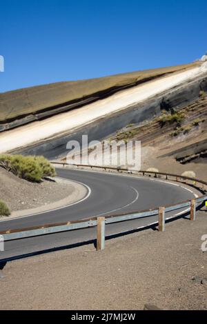 Auf dem Weg zum Teide-Nationalpark stapeln sich verschiedene vulkanische Strömungen in verschiedenen und auffallenden Farben, die die Einheimischen als La Tarta kennen. Stockfoto