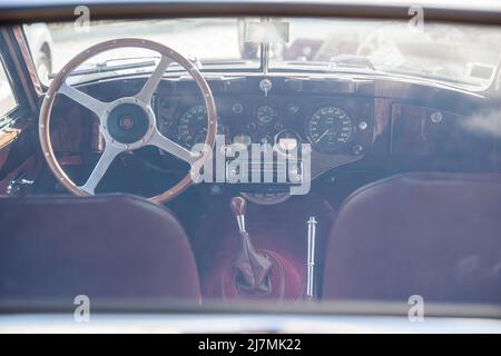 Blick von der Heckscheibe in das alte und sehr schöne Interieur eines Jaguar XK 140 Le Mans Siegerautos Stockfoto