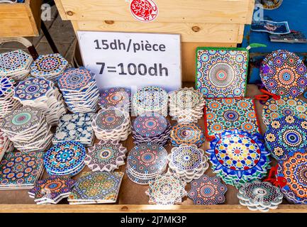 Bunte bunte Keramik Fliesen Keramik mit Preisschild auf dem Markt in Essaouira, Marokko verkauft. Traditionelle marokkischdekorierte Teller. Stockfoto