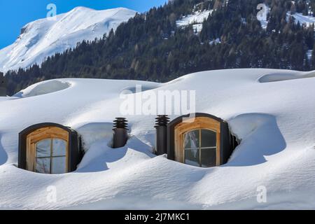 Dachfenster auf einem verschneiten Dach in den alpen Stockfoto