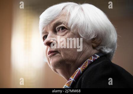 Washington, Usa. 10.. Mai 2022. Finanzministerin Janet Yellen bezeugte am Dienstag, dem 10. Mai 2022, während der Anhörung des Ausschusses für Banken, Wohnungsbau und Stadtentwicklung des Senats mit dem Titel „Jahresbericht des Rates für die Aufsicht über die Finanzstabilität an den Kongress“ auf dem Capitol Hill in Washington, DC. Poolfoto von Tom Williams/UPI Credit: UPI/Alamy Live News Stockfoto