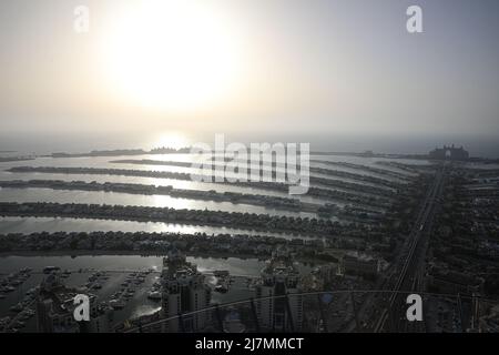 Blick über die Palme, Dubai mit strahlender Sonne Stockfoto