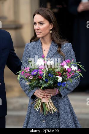 10..Mai 2022. Manchester, Großbritannien. Der Herzog von Cambridge und die Herzogin von Cambridge nahmen an der offiziellen Eröffnung des Glade of Light Memorial in der Manchester Cathedral Teil. Das Denkmal erinnert an die Opfer des Terroranschlags vom 22.. Mai 2017 in der Manchester Arena. Quelle: Doug Peters/EMPICS/Alamy Live News Stockfoto