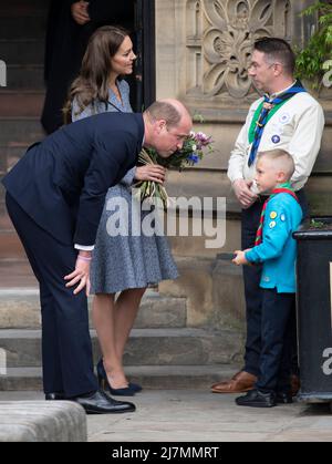 10..Mai 2022. Manchester, Großbritannien. Der Herzog von Cambridge und die Herzogin von Cambridge nahmen an der offiziellen Eröffnung des Glade of Light Memorial in der Manchester Cathedral Teil. Das Denkmal erinnert an die Opfer des Terroranschlags vom 22.. Mai 2017 in der Manchester Arena. Quelle: Doug Peters/EMPICS/Alamy Live News Stockfoto