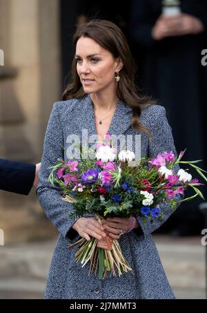 10..Mai 2022. Manchester, Großbritannien. Der Herzog von Cambridge und die Herzogin von Cambridge nahmen an der offiziellen Eröffnung des Glade of Light Memorial in der Manchester Cathedral Teil. Das Denkmal erinnert an die Opfer des Terroranschlags vom 22.. Mai 2017 in der Manchester Arena. Quelle: Doug Peters/EMPICS/Alamy Live News Stockfoto