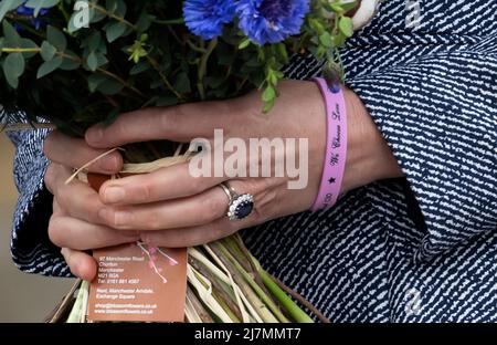 10..Mai 2022. Manchester, Großbritannien. Der Herzog von Cambridge und die Herzogin von Cambridge nahmen an der offiziellen Eröffnung des Glade of Light Memorial in der Manchester Cathedral Teil. Das Denkmal erinnert an die Opfer des Terroranschlags vom 22.. Mai 2017 in der Manchester Arena. Quelle: Doug Peters/EMPICS/Alamy Live News Stockfoto