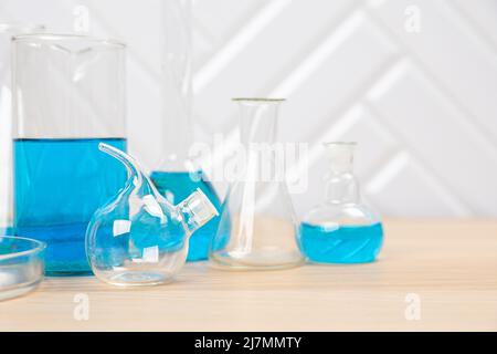 Laborglas mit Reagenzgläsern. Kolben, Pipetten, Petrischalen, Messbecher und Flaschen für wissenschaftliche Labore, Stockfoto