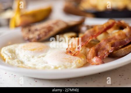 Köstlicher Frühstücksteller Stockfoto