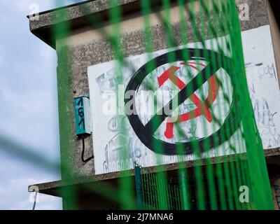 Russischer Symbolhammer und Sichelgraffiti durchgestrichen. Sanktionen gegen Russland. Beendet den Krieg in der Ukraine Stockfoto