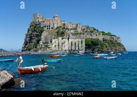 Fischerboote im Castello Aragonese auf der Insel Ischia, Italien, Tyrrhenisches Meer, Mittelmeer Stockfoto