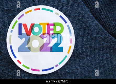 Auf einem Aufkleber auf einem T-Shirt steht: „Ich habe 2022 gewählt.“ Stockfoto
