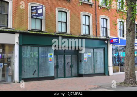 Zwei Tunbridge Wells schlossen Geschäfte an der Hauptstraße Stockfoto