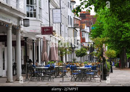 Cafés bereit für geschäftiges Treiben auf den Pantiles in Tunbridge Wells an einem Frühlingsmorgen. Stockfoto