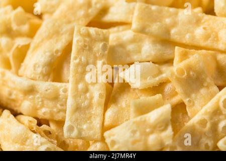 Hausgemachte gebratene Wonton Streifen in einer Schüssel Stockfoto