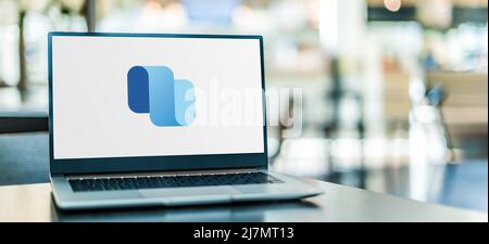 POZNAN, POL – 20. NOVEMBER 2021: Laptop-Computer mit Logo von Microsoft Dynamics 365 Supply Chain Management Stockfoto