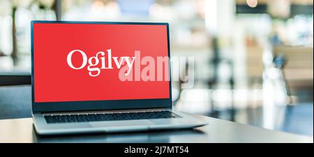 POZNAN, POL - 20. NOV 2021: Laptop-Computer mit Logo von Ogilvy, einem britischen Werbe-, Marketing- und PR-agen mit Sitz in New York City Stockfoto