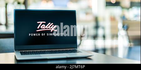 POZNAN, POL - 8. DEZ 2021: Laptop-Computer mit Logo von Tally Solutions, einem indischen multinationalen Technologieunternehmen, das Enterprise RE Stockfoto