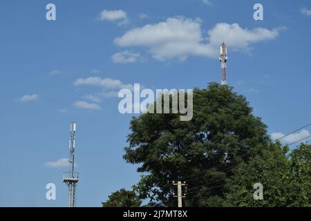 Telekommunikationsturm von 4G und 5G Mobilfunk. Macro Base Station. Antennensender Für Drahtlose Kommunikation. Telekommunikationsturm mit Antennen A Stockfoto
