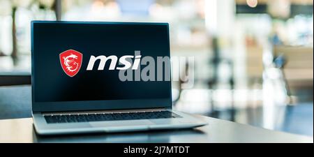 POZNAN, POL – 05. FEBRUAR 2022: Laptop-Computer mit Logo von Micro-Star International, einem multinationalen taiwanesischen IT-Unternehmen Stockfoto