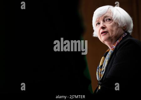 VEREINIGTE STAATEN - 10. MAI: Finanzministerin Janet Yellen bezeugt während der Anhörung des Ausschusses für Banken, Wohnungsbau und Stadtangelegenheiten des Senats mit dem Titel „Jahresbericht des Rates für die Aufsicht über die Finanzstabilität an den Kongress“ am Dienstag, den 10. Mai 2022 im Senatsgebäude in Washington, D.C., im Dirksen. (Tom Williams/Pool/Sipa USA) Stockfoto