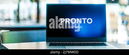 POZNAN, POL – 8. DEZEMBER 2021: Laptop-Computer mit Logo von Pronto Software, einem australischen Softwareanbieter für Enterprise Resource Planning Stockfoto