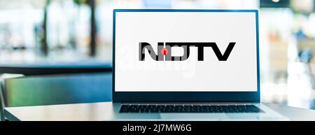 POZNAN, POL - 05. FEB 2022: Laptop-Computer mit Logo von New Delhi Television Ltd, einem indischen Nachrichtenmedienunternehmen, das sich auf Broadcast und Digita konzentriert Stockfoto