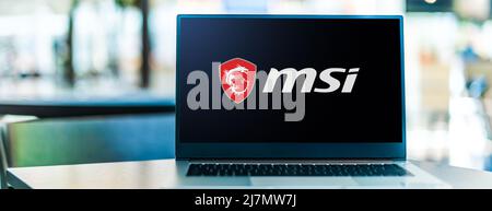 POZNAN, POL – 05. FEBRUAR 2022: Laptop-Computer mit Logo von Micro-Star International, einem multinationalen taiwanesischen IT-Unternehmen Stockfoto