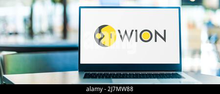 POZNAN, POL - 05. FEB 2022: Laptop-Computer mit Logo von WION (The World is One News), einem indischen multinationalen englischsprachigen Nachrichtenkanal hea Stockfoto