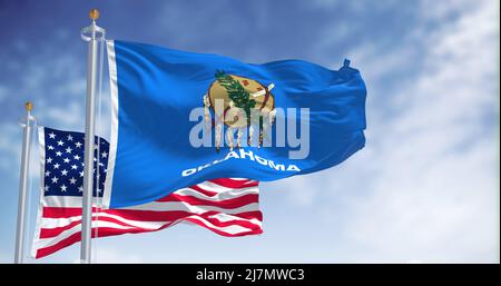 Die Oklahoma-Staatsflagge winkt zusammen mit der Nationalflagge der Vereinigten Staaten von Amerika. Oklahoma ist ein Staat in der Region South Central der Vereinten Nationen Stockfoto