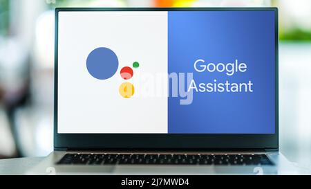 POZNAN, POL - SEP 22, 2021: Laptop-Computer mit Logo von Google Assistant, einem von Goo entwickelten virtuellen Assistenten mit künstlicher Intelligenz Stockfoto