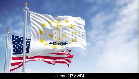 Die Rhode Island Staatsflagge winkt zusammen mit der Nationalflagge der Vereinigten Staaten von Amerika. Im Hintergrund ist der Himmel klar. Rhode Island Stockfoto