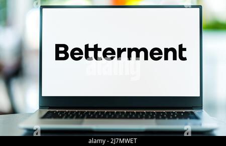 POZNAN, POL - OCT 13, 2021: Laptop-Computer mit Logo von betterment, einem amerikanischen Finanzberatungsunternehmen, das Robo-Beratung und cas bereitstellt Stockfoto