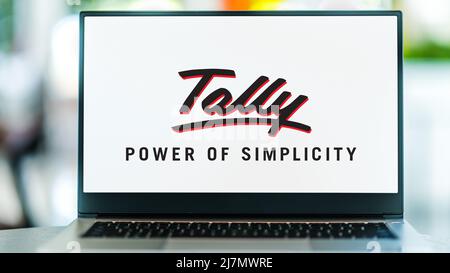 POZNAN, POL - 8. DEZ 2021: Laptop-Computer mit Logo von Tally Solutions, einem indischen multinationalen Technologieunternehmen, das Enterprise RE Stockfoto