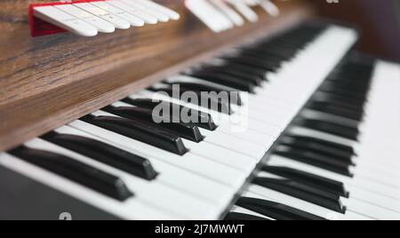 Detail einer Tastatur, Konsole, Pedale einer Orgel in einer Kirche Stockfoto