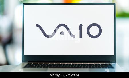 POZNAN, POL – 05. FEBRUAR 2022: Laptop-Computer mit Logo von VAIO, einer Marke für PCs und Unterhaltungselektronik, die derzeit von Ja entwickelt wurde Stockfoto