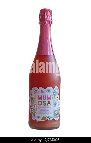 Flasche Mom Osa Sekt mit Himbeere und Orangensaft fachmännisch gemischt für Marks & Spencer isoliert auf weißem Hintergrund - Mumosa Stockfoto