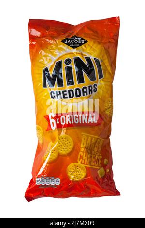 Multipack Mini Cheddars original von Jacobs isoliert auf weißem Hintergrund - gebacken mit echtem Käse Stockfoto