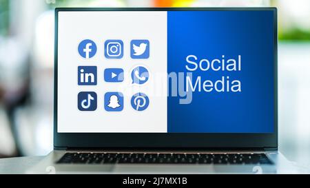 POZNAN, POL – 25. FEBRUAR 2022: Laptop-Computer mit einer Reihe beliebter Social-Media-Anwendungen Stockfoto