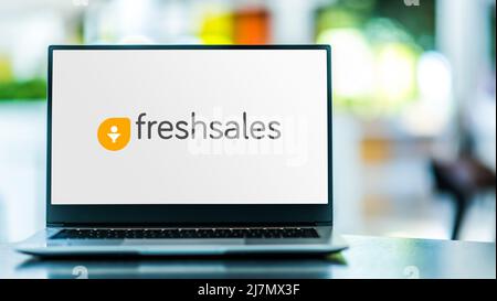 POZNAN, POL - OCT 22, 2021: Laptop-Computer mit Logo von Freshsales, einer Software von Freshworks Stockfoto