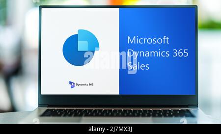 POZNAN, POL - APR 9, 2022: Laptop-Computer mit Logo des Microsoft Dynamics 365 Sales Stockfoto