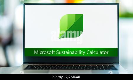 POZNAN, POL - APR 7, 2022: Laptop-Computer mit dem Logo des Microsoft Sustainability Calculators Stockfoto