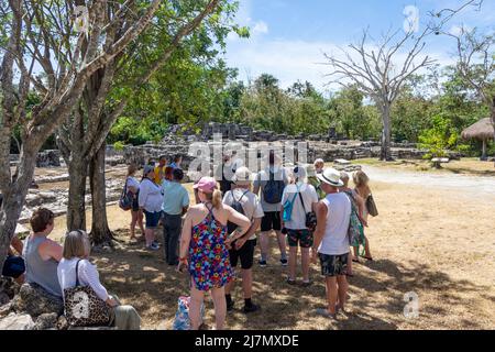 Geführte Tour-Gruppe in den Gebäuden der Central Plaza (El Palacio), der archäologischen Stätte von San Gervasio Maya, Cozumel, Quintana Roo, Mexiko Stockfoto