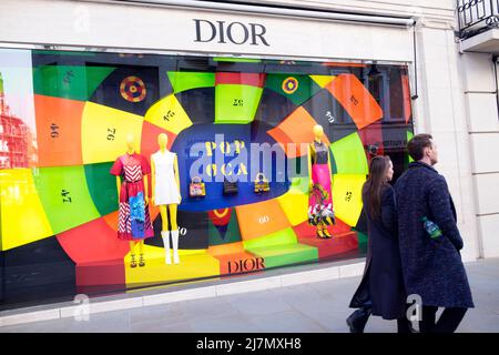 Dior Store Außenansicht Schaufenster in New Bond Street nach Pandemie in Mayfair West London England Großbritannien 2022 KATHY DEWITT Stockfoto